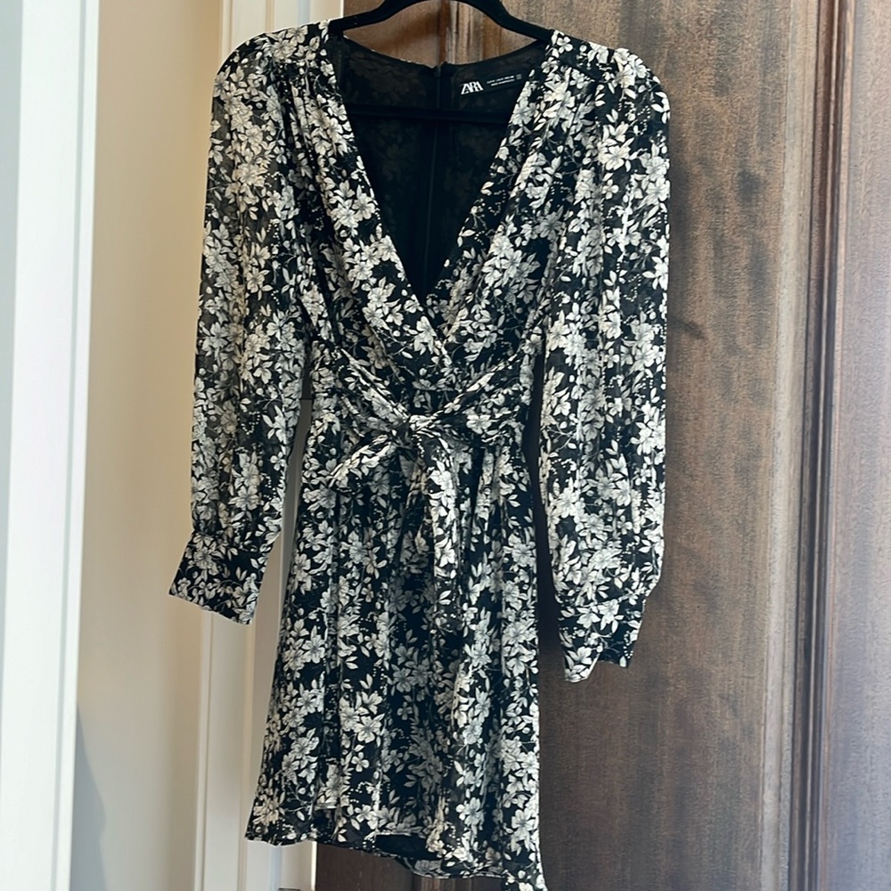 Zara size small black and white long sleeve floral dress